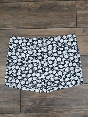 NWT Ann Taylor Black and White Floral Shorts size 12